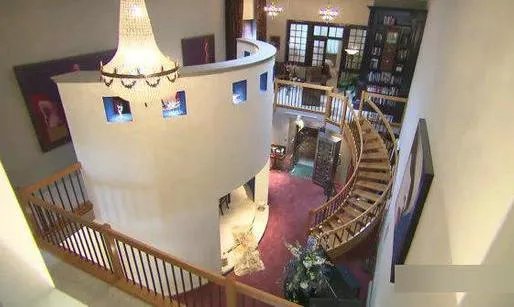 女子买下旧银行大楼 现惊人一幕:变化惊人(图)