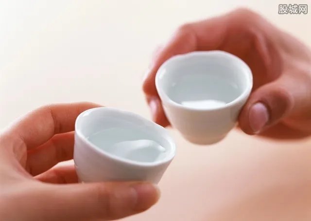 豪饮九碗白酒身亡 为体验摔碗酒售价5元钱竟付出生命