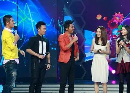 姚笛任重快乐大本营斗嘴卖萌 对阵快乐家族现场跳马舞