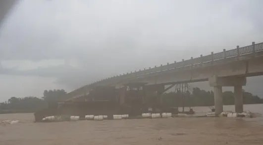 抽沙船失控撞桥消防官兵如何处理？