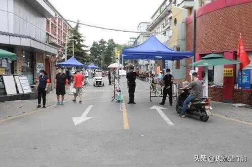 北京一女子在商场吃饭时被通知核酸检测阳性崩溃大哭值得同情吗？