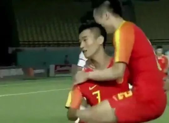 国足如何小组全胜出线的？