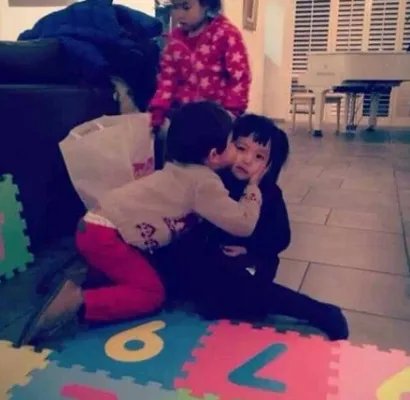 黄新遭刘烨儿子强吻 吴彦祖女婿情定小四月