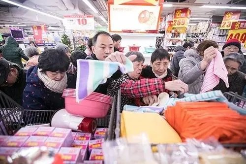 超市促销大妈爬上货架哄抢，超市经常会出现这种情况吗？