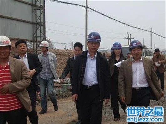 领导工地合影被碾压，究竟是意外还是人为 