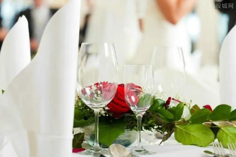 华裔夫妇结婚被坑 花了2.6万元办婚宴酒菜十分难吃