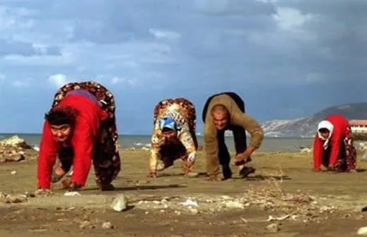 被诅咒家族成年只能四肢行走!（图）