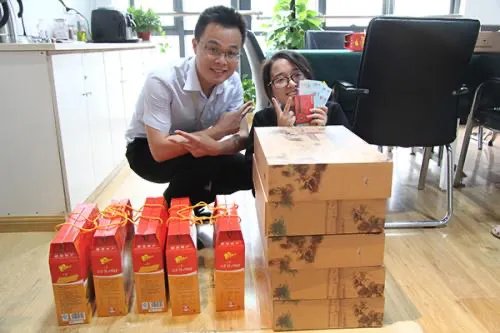 成都一公司中秋节发五花肉给员工,你觉得这个行为可取吗?