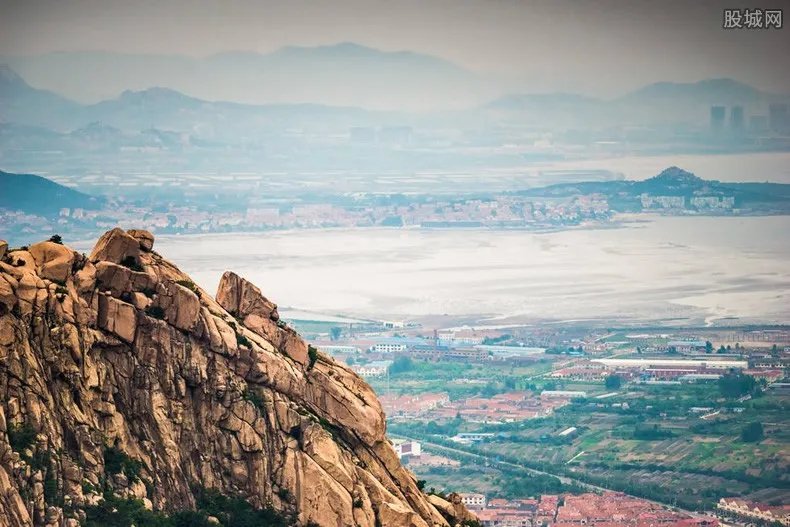 青海网红公路游客扎堆拍照 已在多处设置警示提示牌