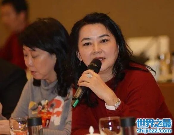 胡慧中近照曝光身材完全走样，曾经的霸王花完全消失 