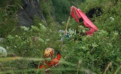 峨眉山蜘蛛侠90度崖壁捡垃圾，看此场景游客还扔垃圾吗？