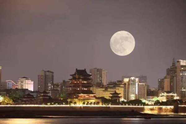 年度最大“超级月亮”来了,80秒看全国共赏!这个月亮为何这么大?