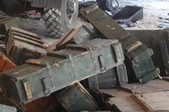 美国军机弹药箱砸中学校了吗?