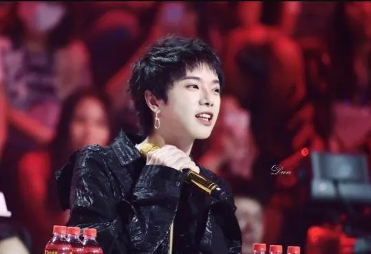 华晨宇吸管事件是什么事？吸管事件后华晨宇现在的助理是谁