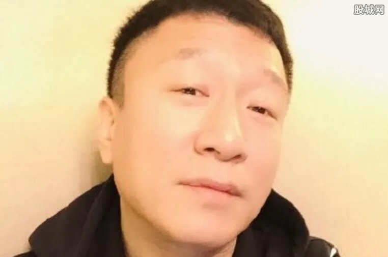 孙红雷给赵本山下跪 原来他还有黑社会背景