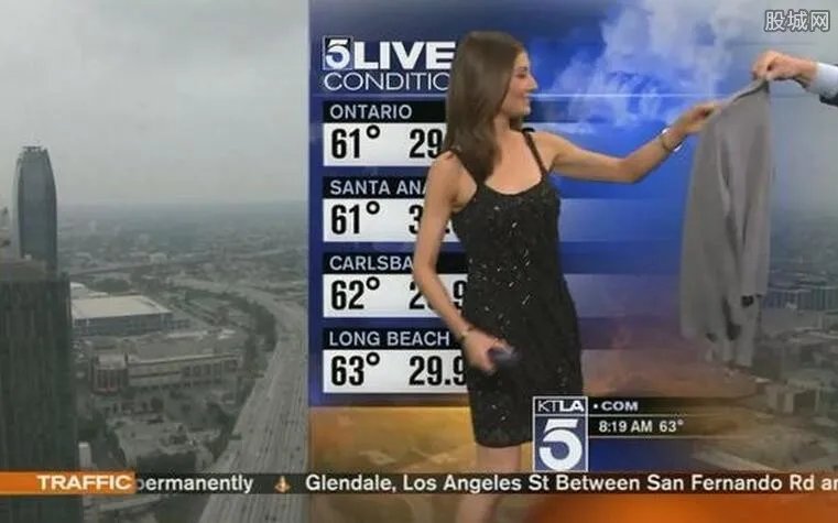 女播报员着装尴尬 故意作秀还是不知情