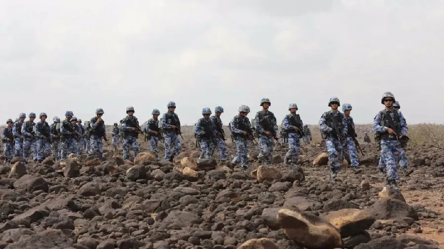 吉布提基地官兵外出全装训练场景是怎样的？