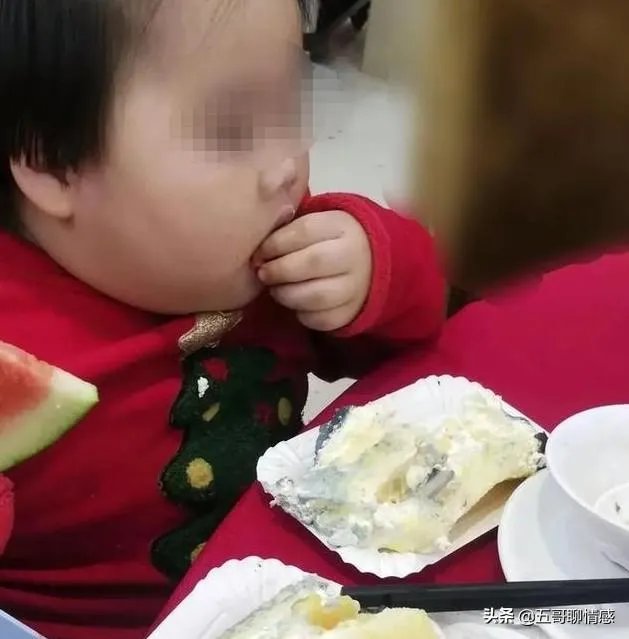 把三岁女孩喂到70斤的家长是什么心理?