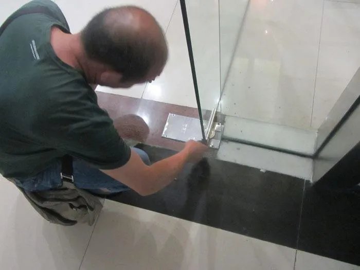 地弹簧维修办法  玻璃门地弹簧怎么选购