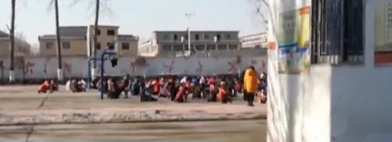 学生跪在操场考试是为什么？