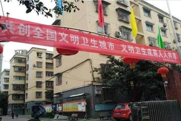 两女子低胸装坐服务站引发热议,官方是如何回应的?