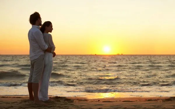 乌克兰一对情侣用锁链锁住彼此123天，他们为何这么做？