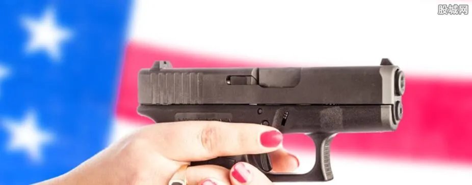 男子背枪入境 声称只是帮人带货赚取高额费用