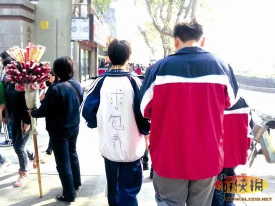 大奶&小内亮瞎双眼！细数校服的32种奇葩穿法