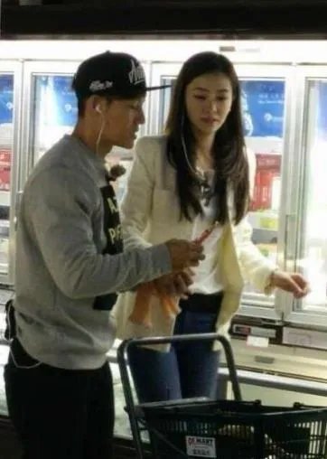 熊黛林金钟国的恋情曝光 两人十指紧扣逛超市被偷拍