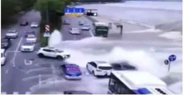 钱塘江潮水冲跑车辆,现场具体是什么情况?