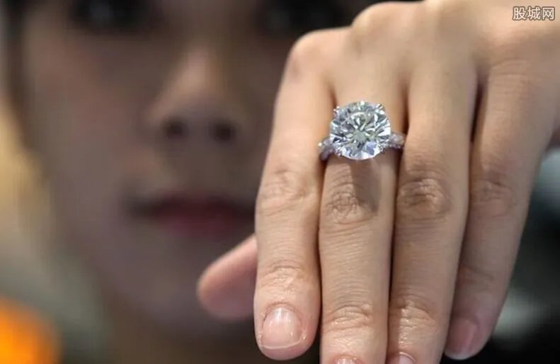 误将钻戒当垃圾扔 钻戒一克拉多少钱