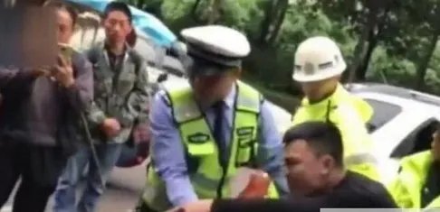 为什么交通辅警与市民对骂?