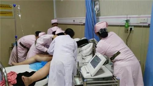 医生报警抢救孕妇 孕妇命悬一线，丈夫拒绝手术还大骂医生