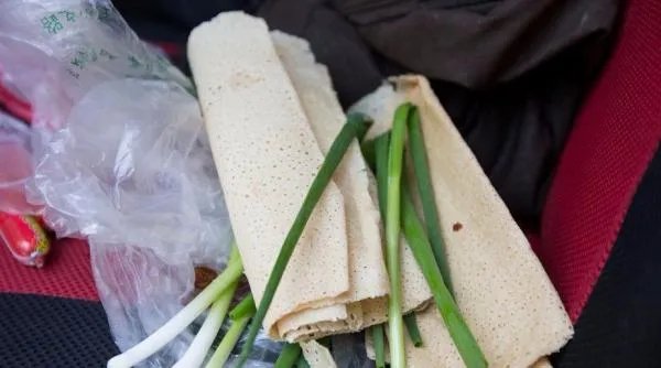 民工带煎饼打工是怎么回事？