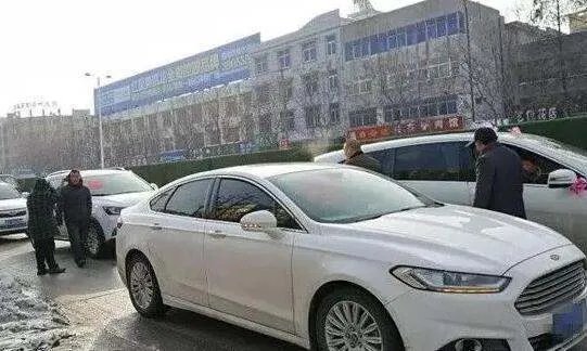 关于河南大爷大妈国庆组团拦婚车一事，你有何看法？