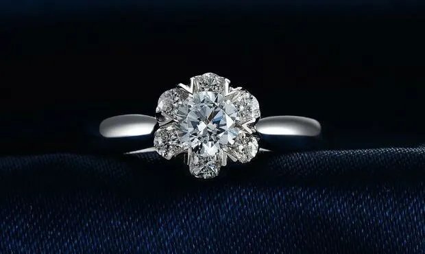 女生左手中指戴戒指是什么意思 女人十个手指戴戒指的含义