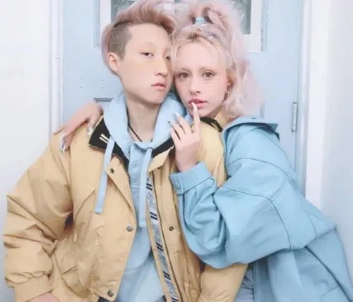 小龙女吴卓林结婚 与大12岁女友晒结婚证