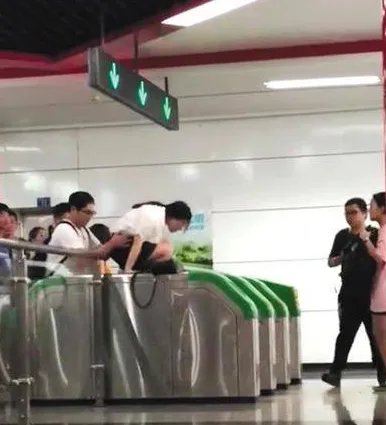 乘客集体跳闸“逃票”事情的真相是什么?