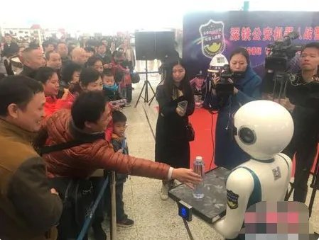 机器人警察编队在哪里亮相了?