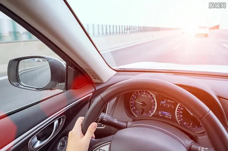 抢车不会掉头报警自首 最奇葩的抢劫案