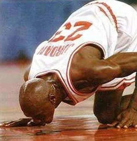 张艺兴跪下是什么情况？