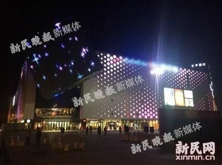 男婴商场扶梯坠落 或因家人不慎脱手引发悲剧