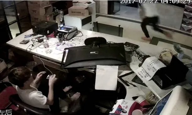 网吧遭3男子打砸是怎么回事？