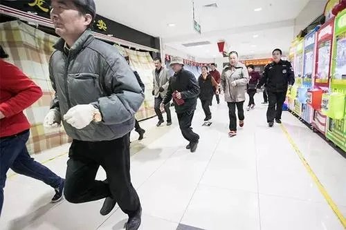 超市促销大妈爬上货架哄抢，超市经常会出现这种情况吗？