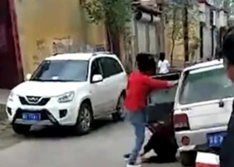 女子当街脚踹养母村民如何教训她？