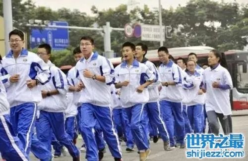 中国丑到爆的奇葩校服，这个校服令学生恐惧。 