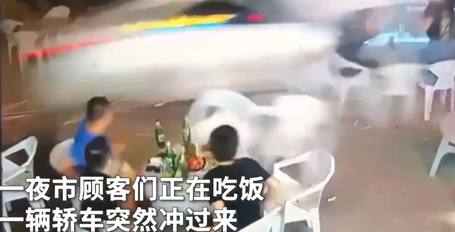 小车冲过夜市撞飞数人现场的具体情况如何？