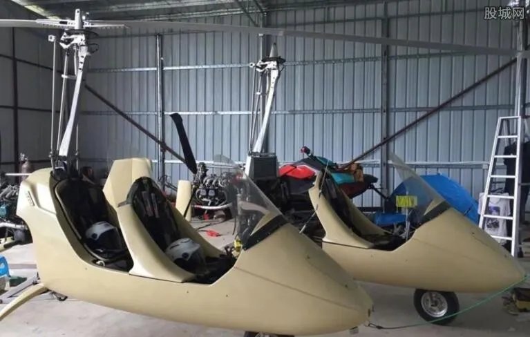 男子11年造200架飞机 已获国外千万订单