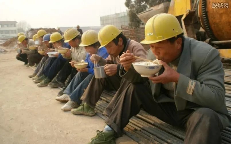 80后民工跳鬼步舞 网友：中国从不缺少的就是人才！