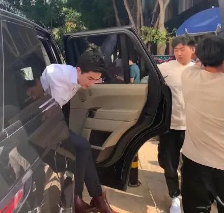 林更新被大姐拦车门要合影是怎么回事 林更新为什么被大姐拦车门要合影